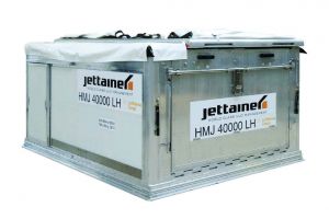 Jettainer platziert spezielle ULD zum Transport von Pferden