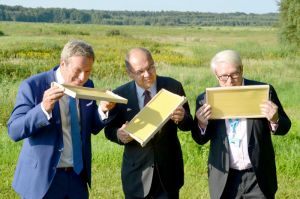 Minister Schmidt bei Bioindikatoren am Flughafen Köln Bonn