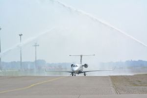 Embraer Phenom 300 in Bremen empfangen