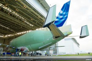 BelugaXL verlässt den Hangar in Toulouse