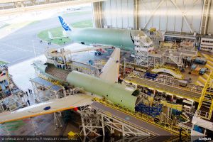 BelugaXL verlässt den Hangar in Toulouse