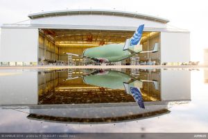 BelugaXL verlässt den Hangar in Toulouse