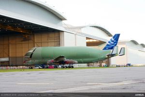 BelugaXL verlässt den Hangar in Toulouse