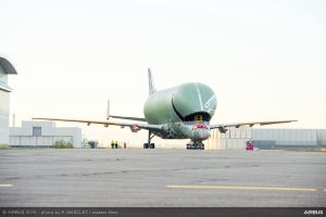 BelugaXL verlässt den Hangar in Toulouse