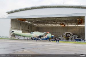 BelugaXL verlässt den Hangar in Toulouse