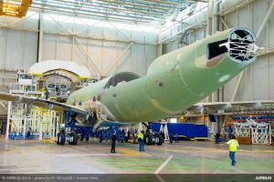 BelugaXL verlässt den Hangar in Toulouse