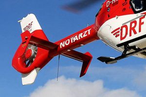 Rettungshubschrauber mit Flugzeug kollidiert 