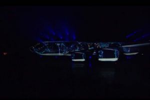 Lasershow lichtet Lufthansas neues Logo auf 747-8