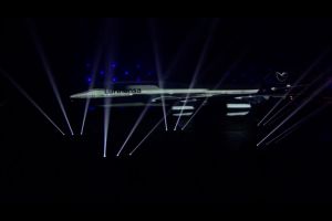 Lasershow lichtet Lufthansas neues Logo auf 747-8