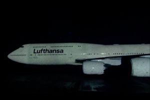 Lasershow lichtet Lufthansas neues Logo auf 747-8