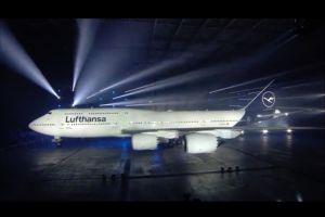Lasershow lichtet Lufthansas neues Logo auf 747-8