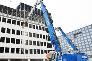 Bagger macht Spatenstich am Flughafen Zürich