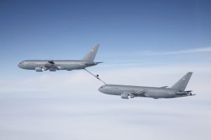 Luft- zu Luftbetankung unter zwei KC-46
