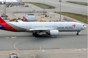 B777 der Asiana Airlines mit Komponenten von LHT