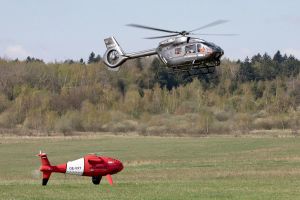 H145 fliegt MUM-T mit ferngesteuertem Hubschrauber
