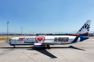 Boeing 737-800 NG fliegt die Eintracht mit Adler