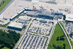 Ausbildungsmesse zu Berufen am Flughafen in Berlin