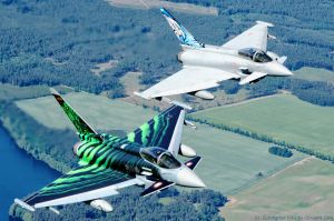 Eurofighter der Luftwaffe fliegen Tiger Meet Award ein