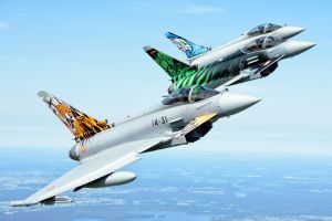 Eurofighter der Luftwaffe fliegen Tiger Meet Award ein