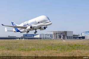 Riesenfrachter BelugaXL startet zum ersten Mal