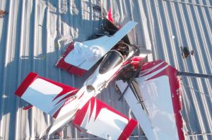 Extra 330 SC stürzte nach Start durch Hallendach