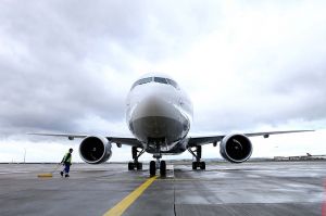 BMW Vision iNEXT im Bauch der LHC Boeing 777F 