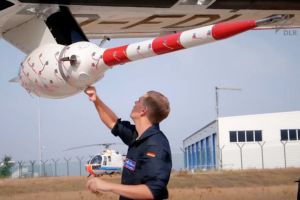 Studierende im Lehrprogramm Flugzeug beim DLR