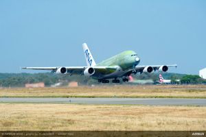 ANAs erste A380 im Jungfernflug nach Hamburg