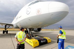 Flugzeuge per Pushback-Fahrzeug ferngesteuert 