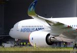 Bemalung des ersten Airbus A350 XWB in Toulouse