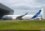 Bemalung des ersten Airbus A350 XWB in Toulouse