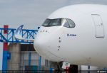 Bemalung des ersten Airbus A350 XWB in Toulouse