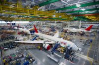 Boeing liefert ersten 787-Dreamliner bei gesteigerter Produktionsrate