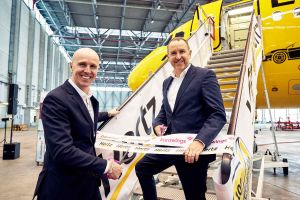 Gelbes Flugzeug von Eurowings fliegt mit Hertz