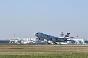 American Airlines A330 steuert Charlotte an