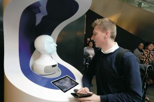 KI-Roboter FRAnny antwortet Reisenden am Fraport