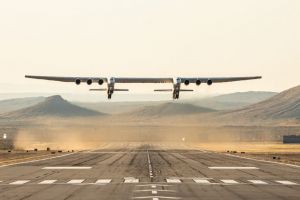 Stratolaunch: Raketenstarter macht ersten Flug