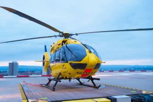 ADAC Rettungshubschrauber fliegt bis in die Nacht