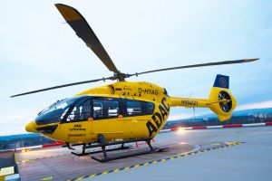 ADAC Rettungshubschrauber fliegt bis in die Nacht