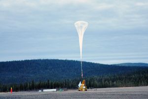 Studenten zur Forschung mit Raketen und Ballons