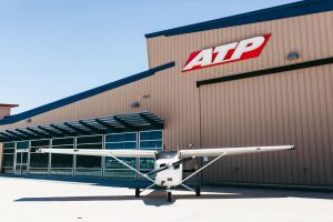 ATP Flight School ordert 100 Cessna Skyhawk