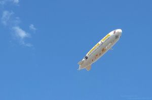 Flugzeuge und Zeppelin wieder von Terrasse bestaunen
