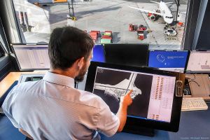 Praxistest für Lotsen: Flugzeuge auf Vorfeld optimiert