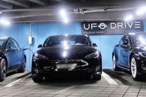 Tesla Model S Limousinen ab Köln Bonn Airport