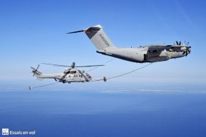 A400M als Tankflugzeug kontaktiert H225M