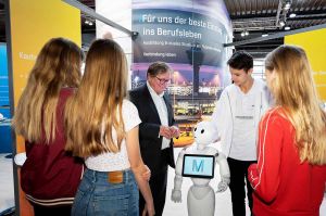 Ausbildungsmesse am Airport mit modernem Kollegen