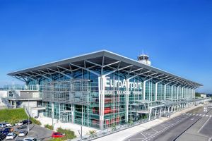 2019 am Flughafen Basel-Mulhouse Spiegel der Luftfahrt