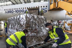 Airbus lässt A350-1000 Masken aus China holen