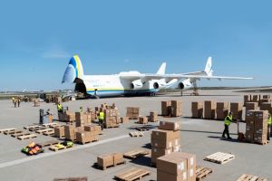 Antonov An-225 Mrija liefert Atemschutzmasken