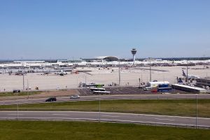 Flughafen München: Passagierbetrieb mit Mundschutz